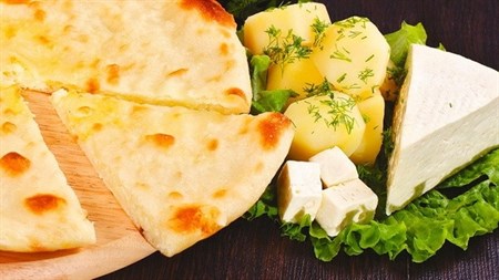 С сыром, картофелем, укропом и зеленым луком 750 гр. Осетинский пирог - фото 5107